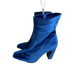 Steve Madden Vine Blue Velvet Size 8 M Square Heel